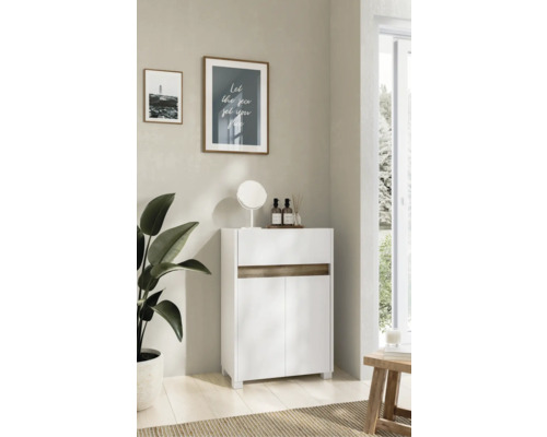 Salle de bains moderne avec un meuble de salle de bains blanc avec deux portes et un tiroir