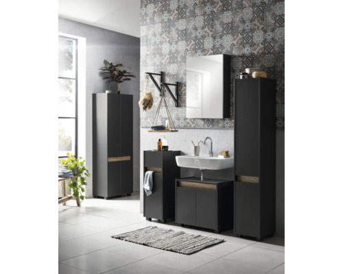 Salle de bains moderne avec lavabo, miroir, armoires et décoration murale