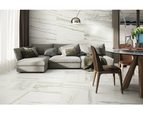 Heller Wohnraum mit Marmorbodenfliesen, Couch und Esstisch