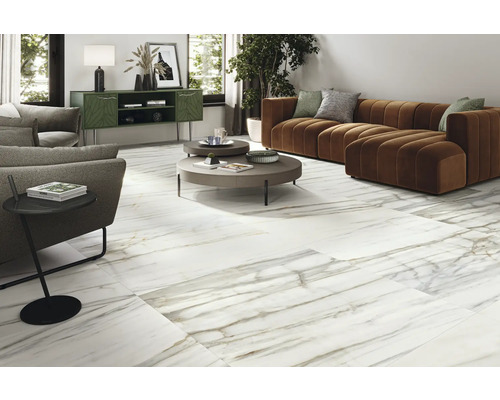 Salon lumineux avec carrelage imitation marbre, canapé et table basse