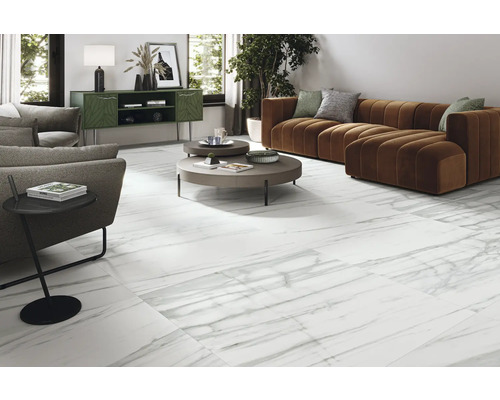 Salon avec carrelage en marbre blanc, canapé marron et table basse