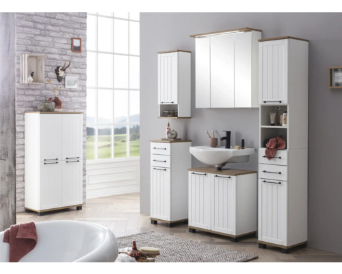Badezimmer mit Waschbecken, Spiegelschrank und Hochschränken in Weiss und Holzoptik