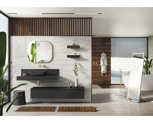 Helles Badezimmer mit Waschtisch, Spiegel, Regalen und Badewanne.