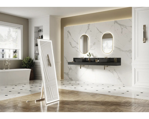 Helles Badezimmer mit Badewanne, Waschtischen mit Spiegeln und stehendem Spiegel