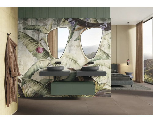 Modernes Badezimmer mit zwei Waschbecken, Spiegeln und botanischer Tapete.
