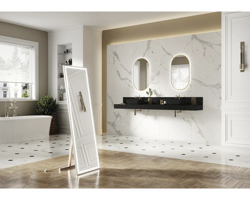 Helles Badezimmer mit Badewanne, Waschbecken, Spiegeln und Fliesen in Marmoroptik