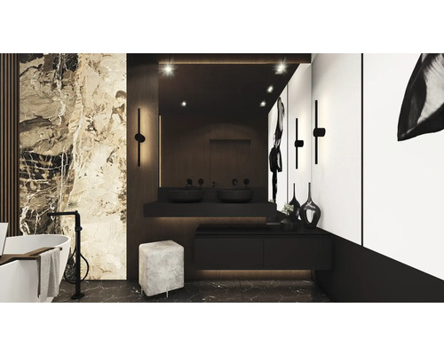 Modernes Badezimmer mit Badewanne, Waschtisch mit zwei Waschbecken, Spiegel und Beleuchtung.