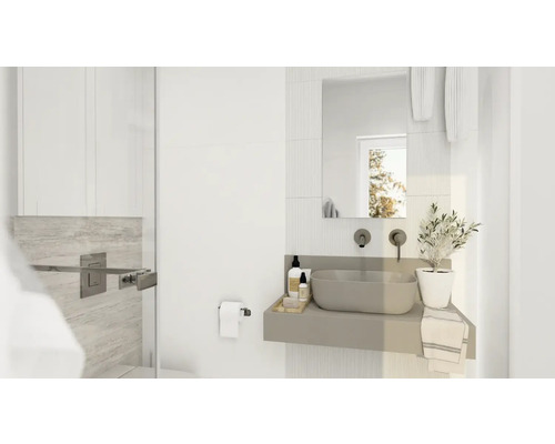 Salle de bain lumineuse avec lavabo, miroir et serviettes.