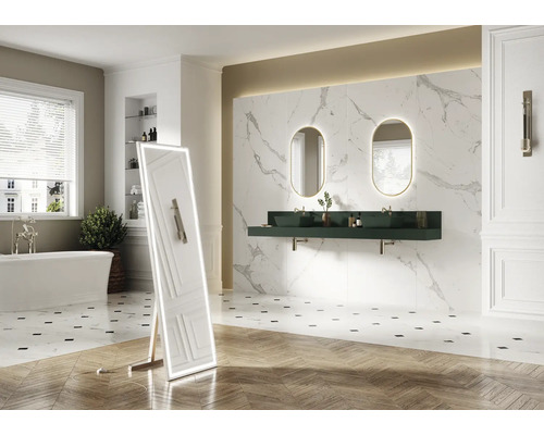 Helles Badezimmer mit Badewanne, Waschbecken, Spiegeln und Fliesen in Marmoroptik