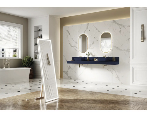 Salle de bains avec baignoire îlot, meuble-lavabo avec deux vasques, miroir et miroir sur pied avec éclairage