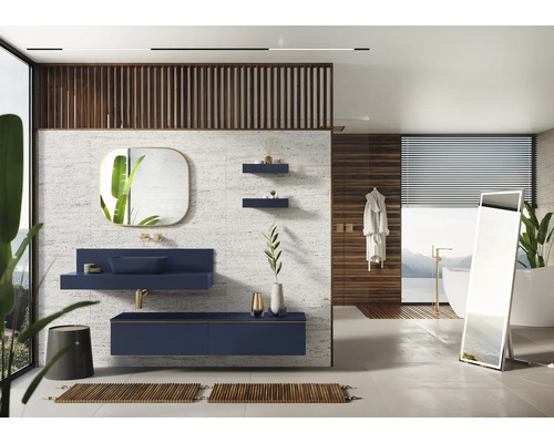 Salle de bain lumineuse avec lavabo, miroir, baignoire et détails en bois pour une atmosphère conviviale