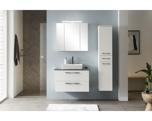 Modernes Badezimmer mit Waschtischunterschrank, Spiegelschrank und Hochschrank