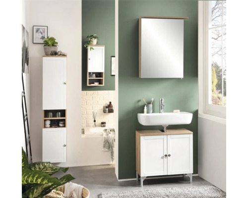 Badezimmer mit Waschbecken, Spiegelschrank und Hochschrank in Weiss und Holzoptik