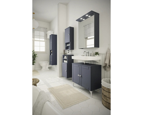 Helles Badezimmer mit Waschbeckenunterschrank, Spiegelschrank mit Beleuchtung und Hochschrank