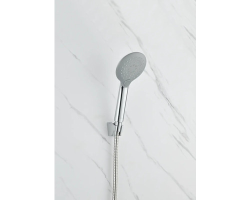 Douchette avec flexible de douche fixée au mur