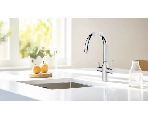 Robinet de cuisine en métal sur un plan de travail