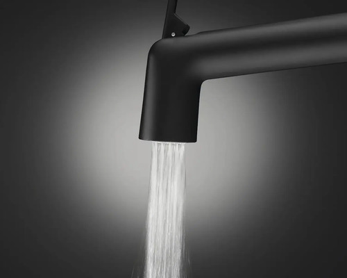 Schwarzer Wasserhahn mit fließendem Wasser