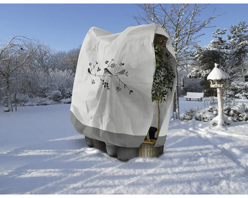 Housse de protection pour plantes en pot dans un jardin enneigé
