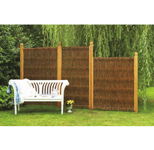 Scène avec un pare-vue en osier, des poteaux en bois et un banc de jardin à l''extérieur