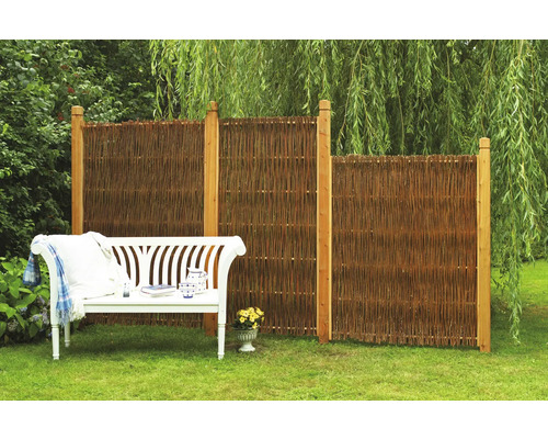 Scène avec un pare-vue en osier, des poteaux en bois et un banc de jardin à l''extérieur