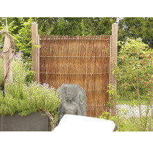 Clôture de protection visuelle en osier avec poteaux en bois dans le jardin