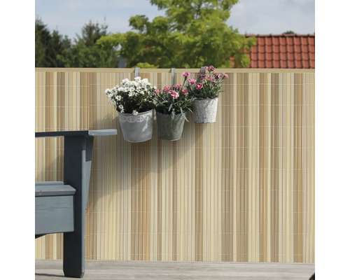 Scène de jardin avec pare-vue, pots de fleurs et banc