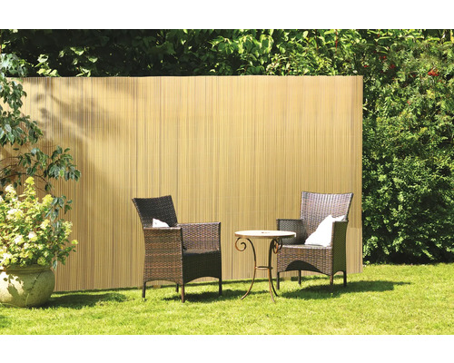 Clôture d''intimité dans le jardin avec mobilier de jardin