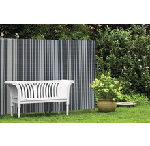 Scène de jardin avec brise-vue, banc de jardin et pot de fleurs