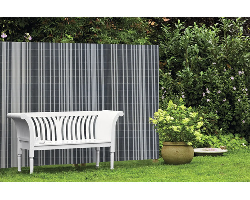 Scène de jardin avec brise-vue, banc de jardin et pot de fleurs