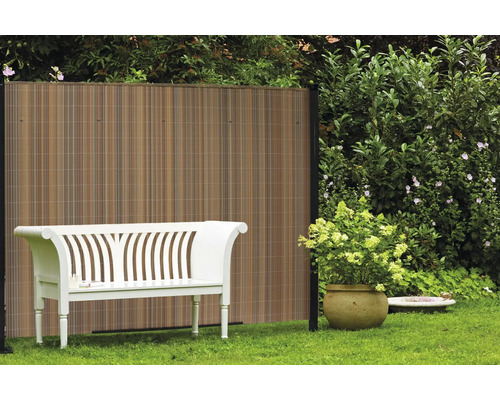 Scène de jardin avec écran d''intimité et banc de jardin