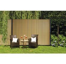 Tapis de protection visuelle en bambou avec deux chaises et une table dans le jardin