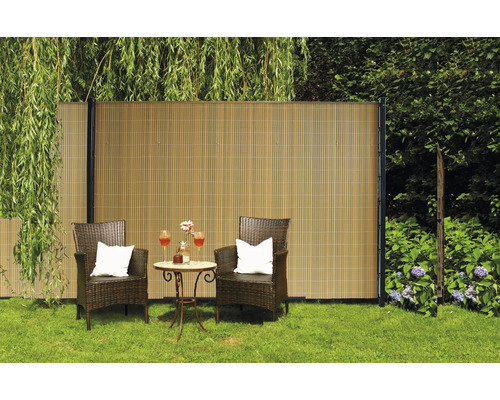 Tapis de protection visuelle en bambou avec deux chaises et une table dans le jardin