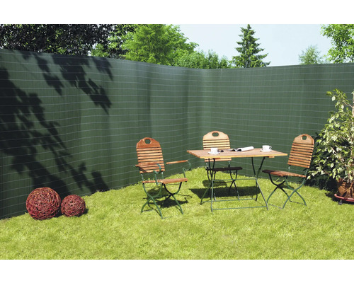 Scène de jardin avec écran de confidentialité, table de jardin et chaises sur la pelouse