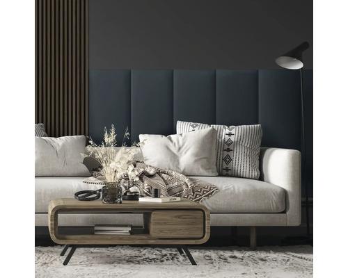 Wohnzimmer mit Sofa, Kissen, Holztisch und Wandpaneelen