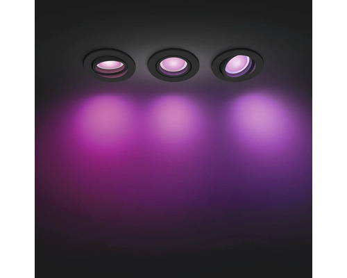 Drei Deckeneinbauspots mit farbiger Beleuchtung