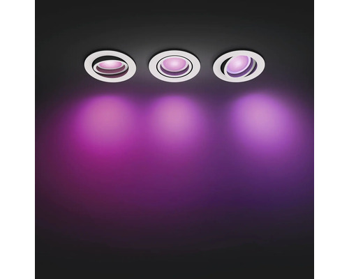 Trois spots encastrables au plafond avec effet lumineux