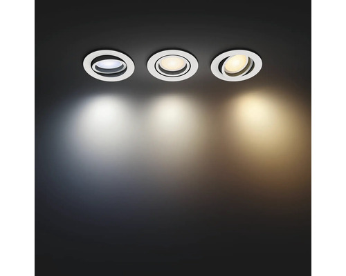 Drei Deckeneinbaustrahler mit unterschiedlichen Lichtfarben