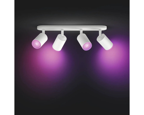 Deckenleuchte mit vier Strahlern und violettem Licht