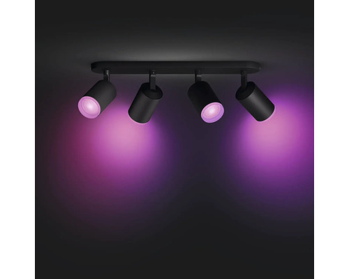 Deckenleuchte mit vier Strahlern und farbiger Beleuchtung.