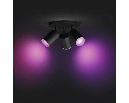 Deckenleuchte mit drei Strahlern und farbigem Licht
