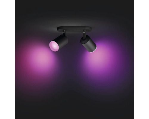 Deckenleuchte mit zwei Strahlern, die violettes Licht ausstrahlen