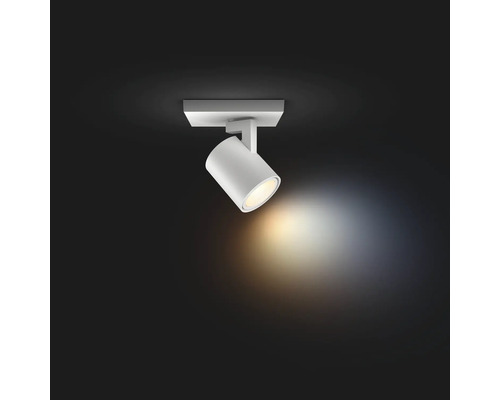 Plafonnier avec un faisceau lumineux.