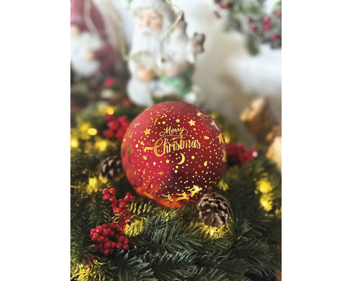 Weihnachtskugel mit Tannenzweigen und Dekoration