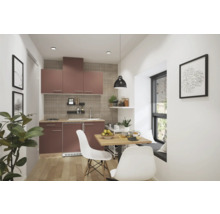 Küche mit Küchenschränken, Esstisch und zwei Stühlen