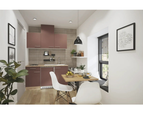 Küche mit Küchenschränken, Esstisch und zwei Stühlen