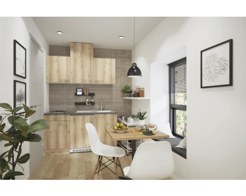 Helle Küche mit Holzelementen, Esstisch und zwei Stühlen.