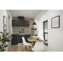 Küche mit schwarzen Schränken, Esstisch und zwei Stühlen