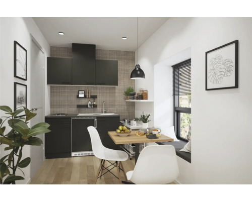 Küche mit schwarzen Schränken, Esstisch und zwei Stühlen