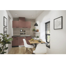 Küche mit Küchenschränken, Dunstabzugshaube, Spüle, Esstisch und Stühlen