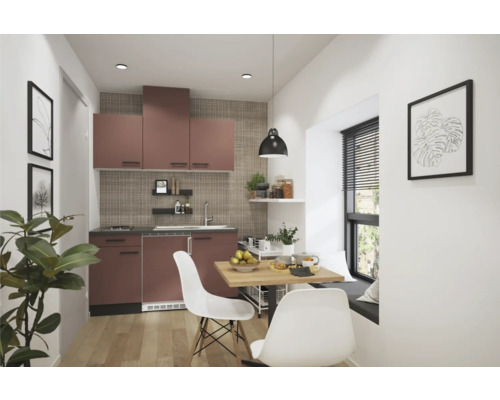 Küche mit Küchenschränken, Dunstabzugshaube, Spüle, Esstisch und Stühlen